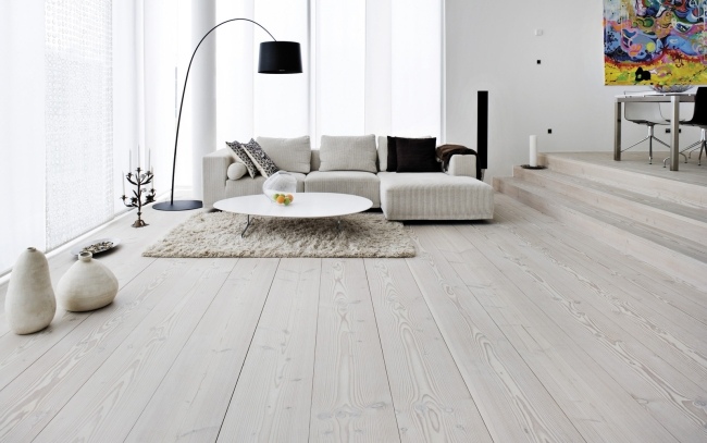 vita trägolv vardagsrum i skandinavisk stil grå möbler
