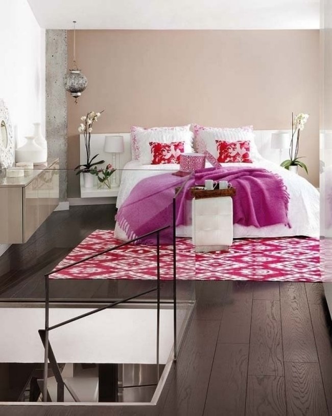 trägolv sovrum beige väggfärg orkidéer rosa accenter