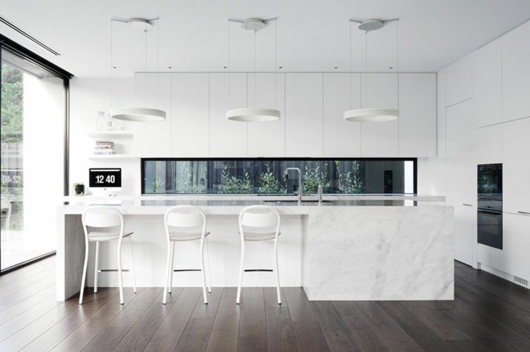 Fönster istället för kökets bakvägg, vitt kök med marmor