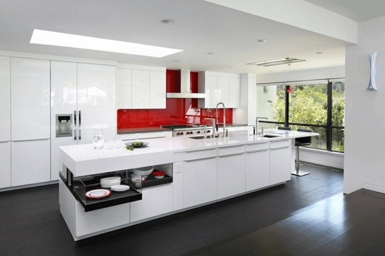 Köksvägg i vitt kök i rött av glas - minimalistisk inredning