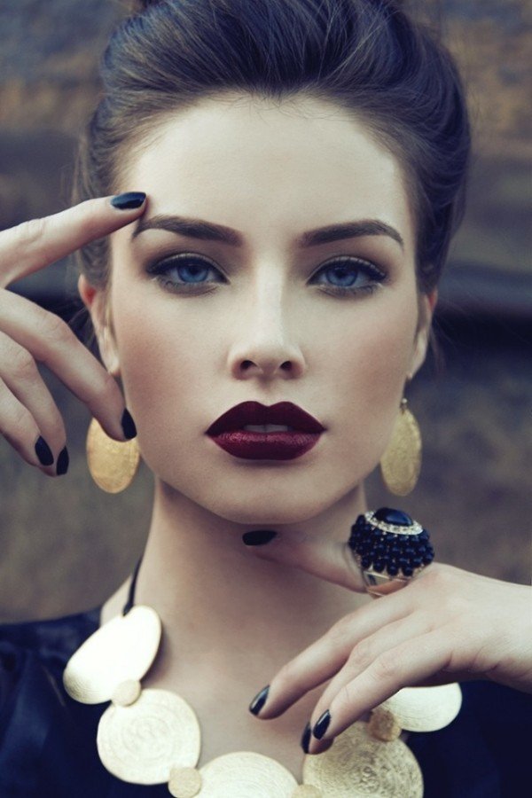 Make up trender 2014-läppstift matchar med kläd-mörka nyanser