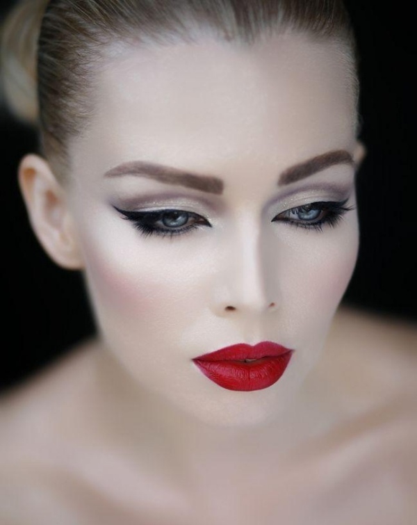 Blond kvinna smink tips eyeliner mörkröda läppar