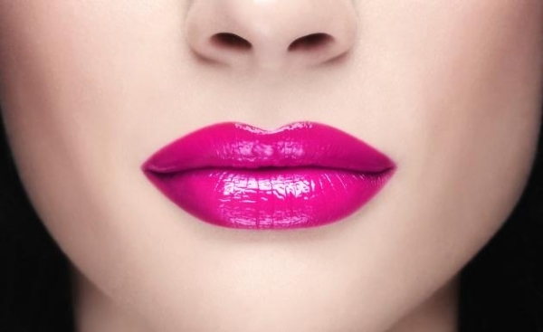 Applicera rosa läppstift glansig make-up hud hy-ljus