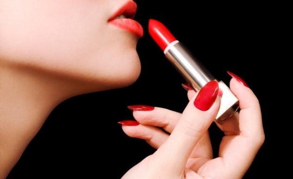 läppstift applicering smink trender nagellack eldröd