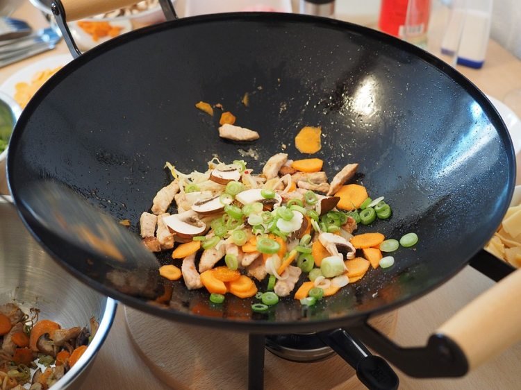 Wok pan grönsaker kyckling