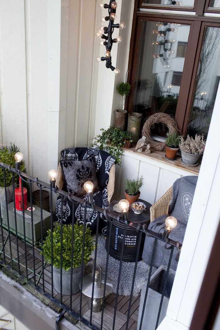 Gör balkongen mysig även på vintern med buxbom, murgröna och ljung
