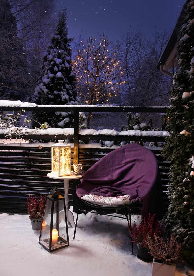 Balkong-dekoration-på vintern-med-lyktor-och-ljung