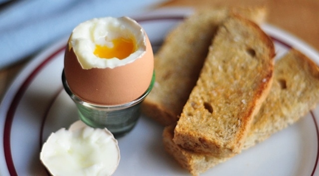 kokta ägg äter en hälsosam frukost efter träning