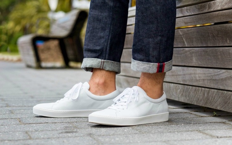bär vita sneakers med jeans på sommaren