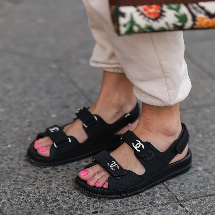 vad är Dad Sandals sko -trend vilka skor är trendiga i sommar