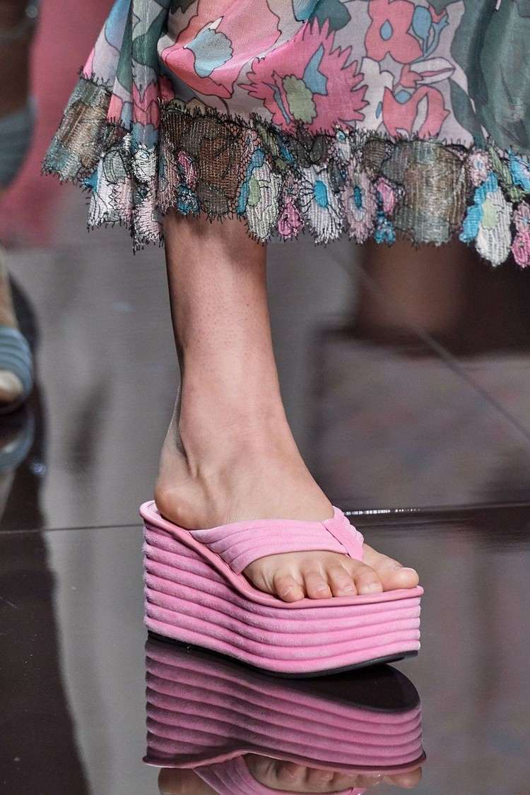 flip -flops är trendiga, vilka skor är trendiga i sommar