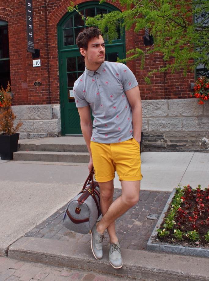 ljusgrå läderskor med gula shorts på sommaren