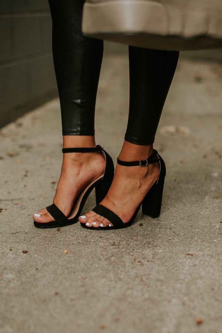 Vilka skor att bära med läder leggings eleganta remmar sandaler svart med höga klackar