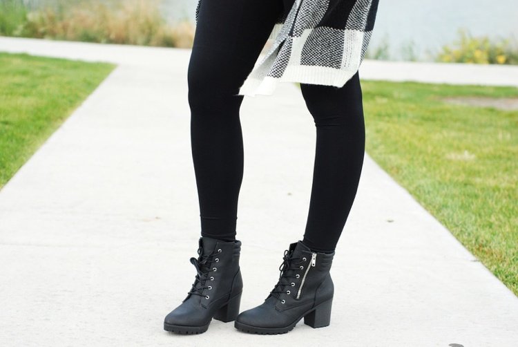Bär svarta leggings med fotkängor med breda klackar och snören