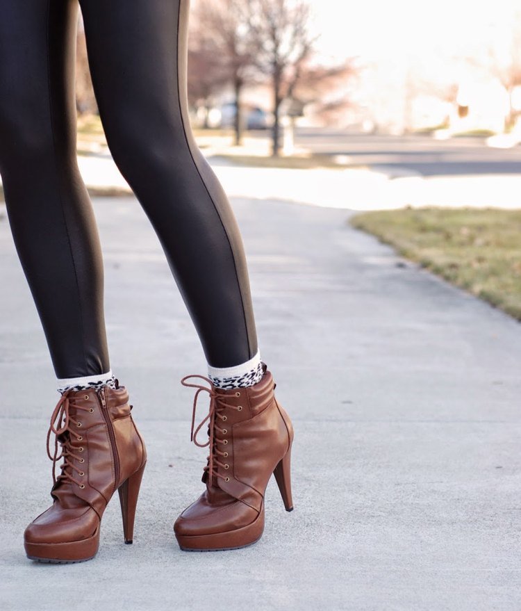 Vilka skor att bära med leggings bruna läderstövlar med höga klackar