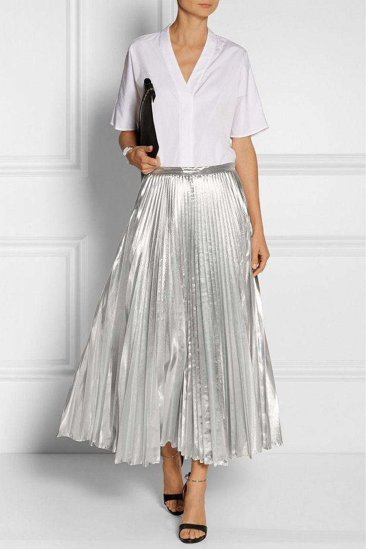 Kombinera metallic silver plisserad kjol med en vit topp och svarta skor