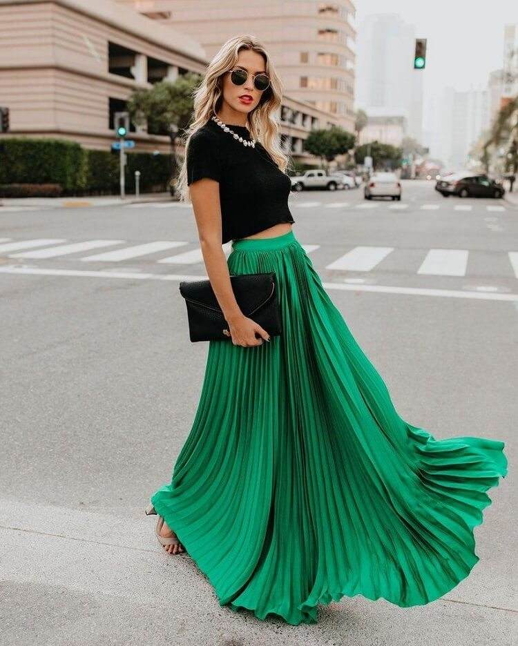 lång grön veckad kjol med croptop och högklackade sandaler