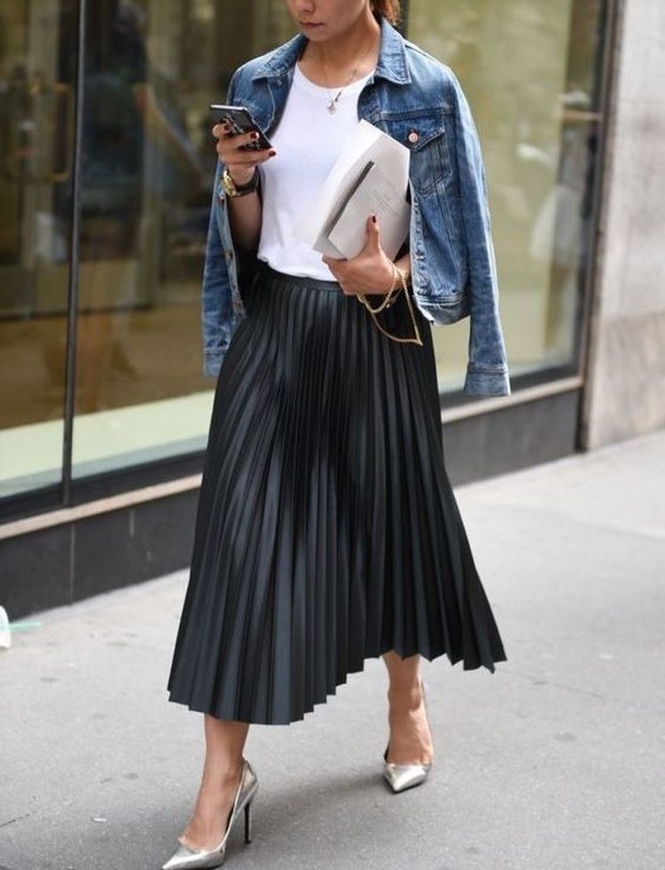 Kombinera svart veckad kjol med silverskor och en jeansjacka