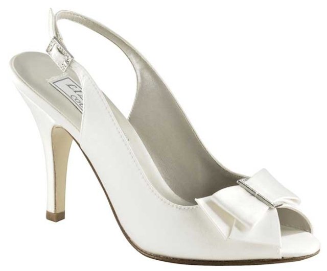 högklackade sandaler-vit-satin-enkel-design-brudskor-mode