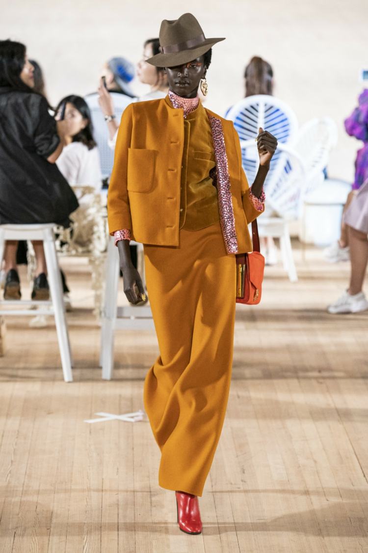 Färger 2020 på mode - Amberglow för en varm outfit