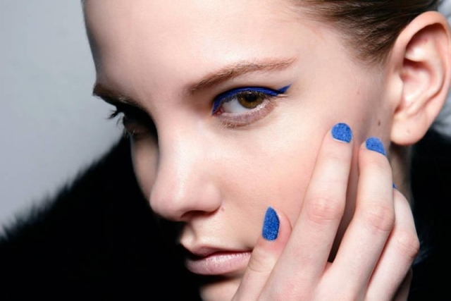 elle-nagel-lack-blå-glitter-trend-färger