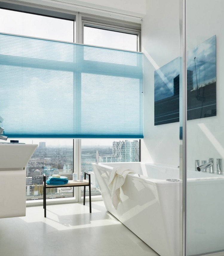 veckade persienner i blått för moderna badrum
