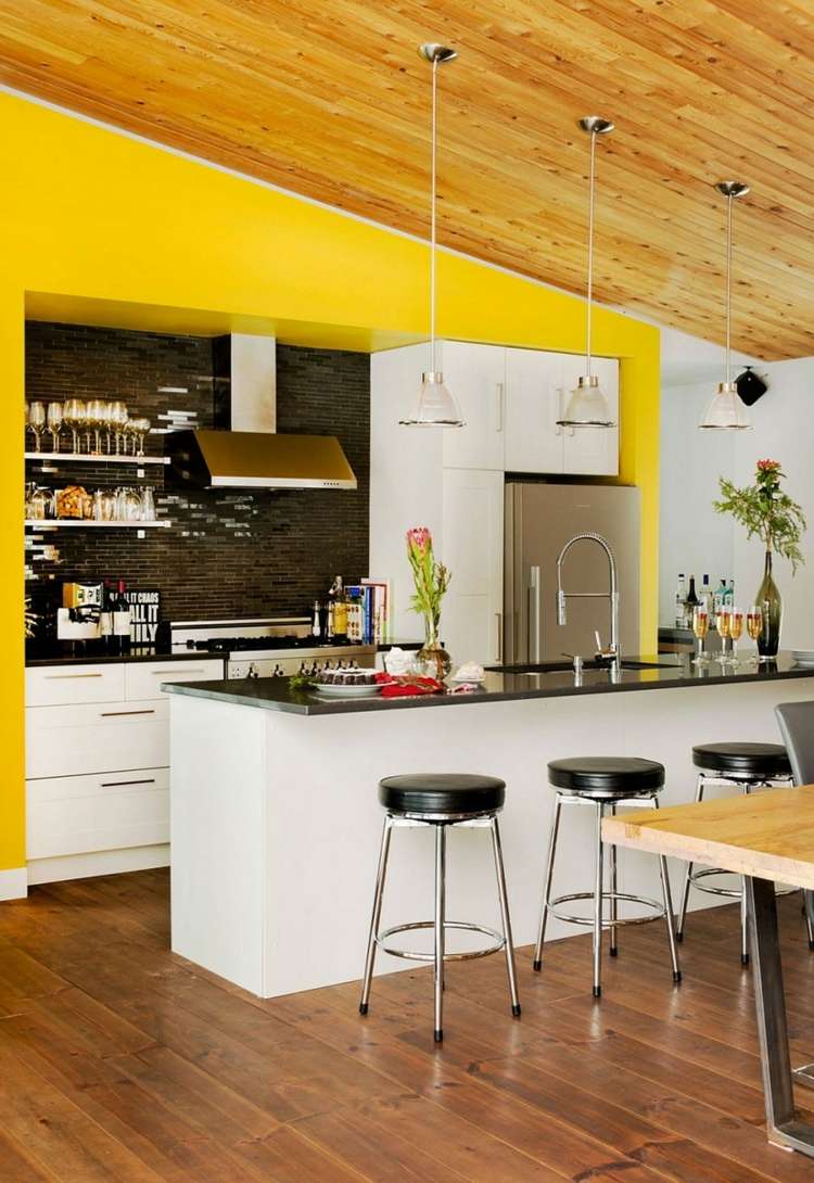 väggfärg för kök gul takhöjd vita möbler köksö