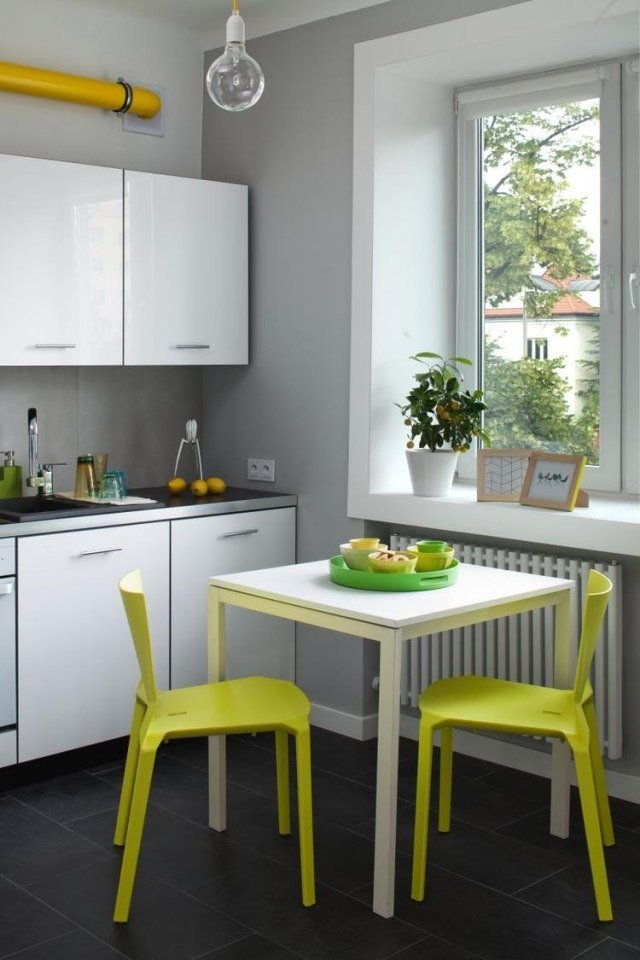 vägg-färg-vit-kök-ljusgrå-gul-stolar-accenter