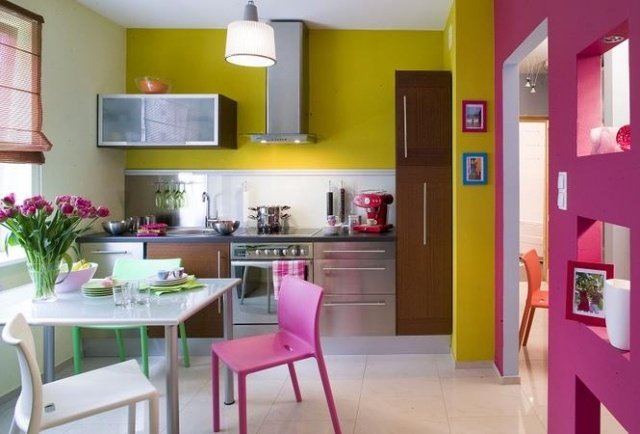 väggfärg-kök-neon-gul-fuchsia-målning