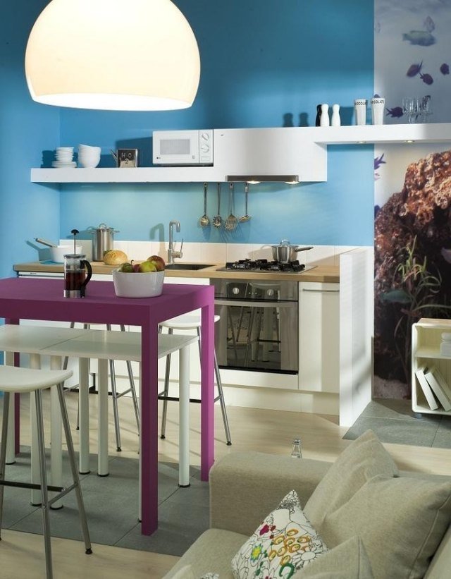 väggfärg för köket-ljusblått-vitt-kök-rad-fuchsia-bord