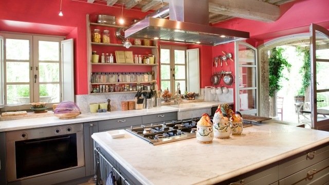 vägg-färg-kök-röd-tuscany-stil-möblering