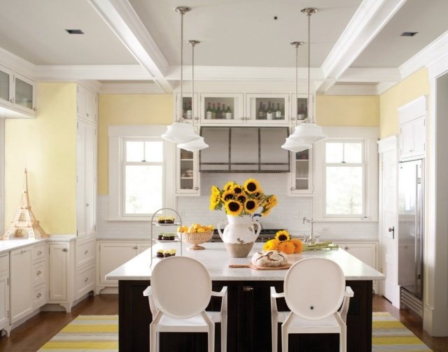 vägg-färg-vit-kök-country-stil-pastell-gul-ö-solrosor
