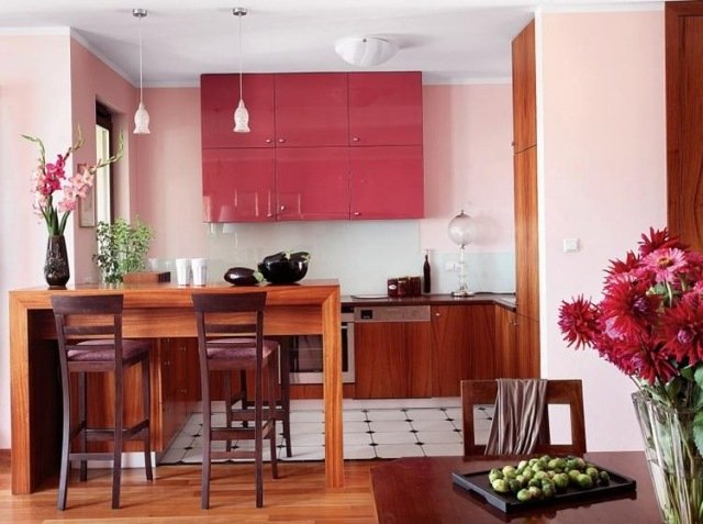 vägg-färg-kök-ljusrosa-trämöbler-högglans-fronter