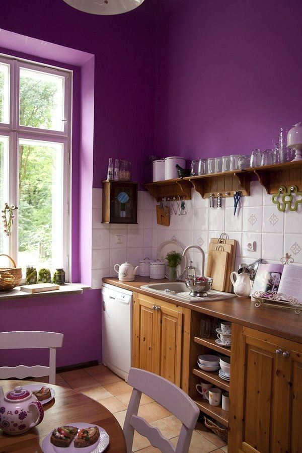 väggfärg-kök-aubergine-färg-trämöbler-lantlig stil