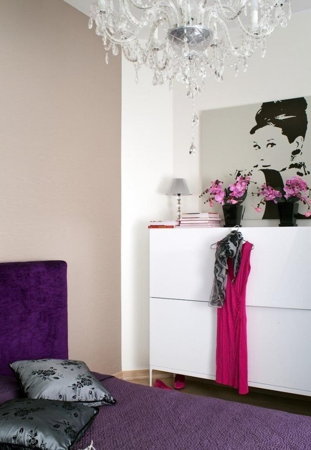 vägg-färg-sovrum-beige-grå-accent-vägg-lila-säng-huvud-feminin