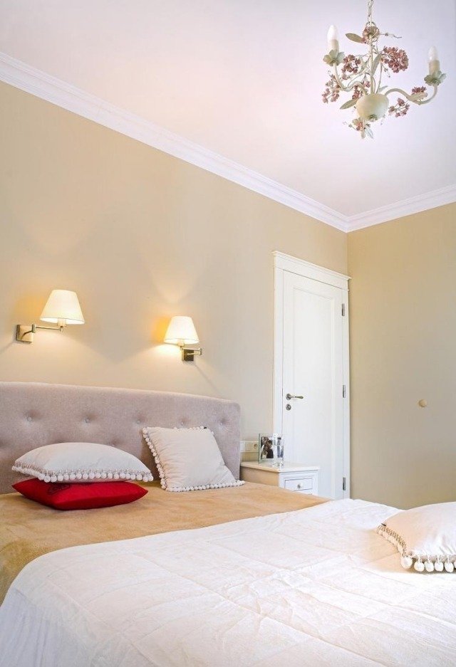 vägg-färg-sovrum-grädde-beige-spänd-atmosfär
