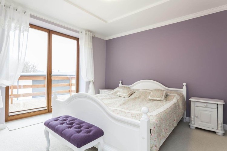 färgade väggar sovrum lavendelvitt tak lantlig stil