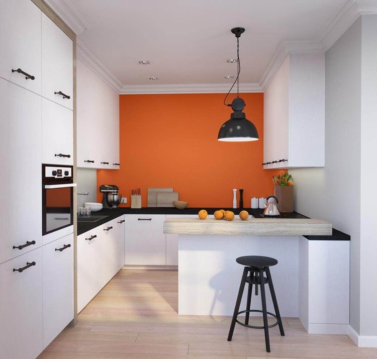 färgad vägg i köket orange ljusgrå vita skåp