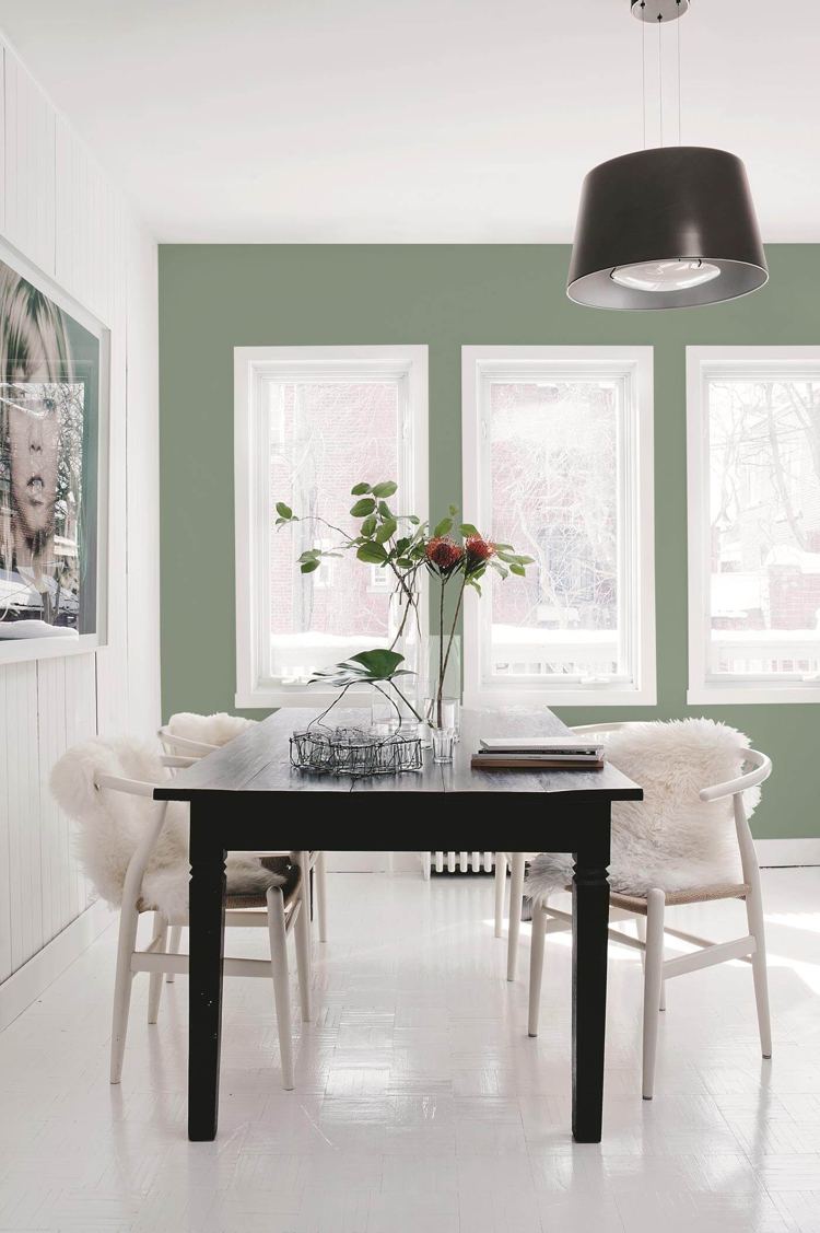 färgade väggar rumseffekt salvia grönt fönster vitt golv