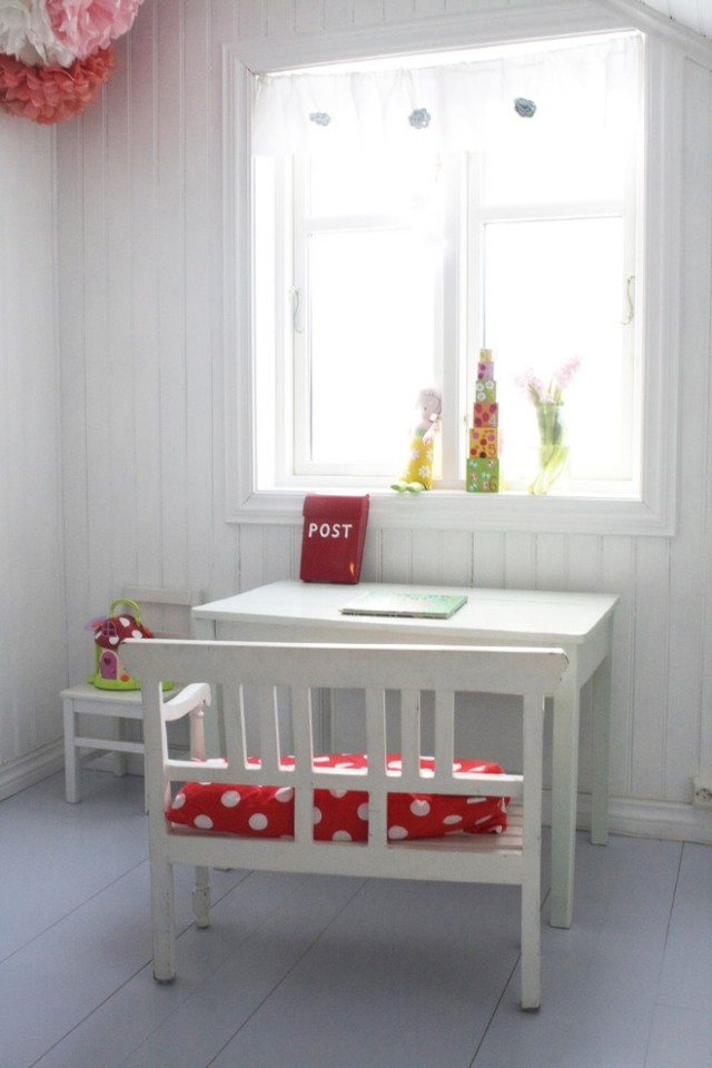 Skrivbordsvita barnmöbler för småbarn bänkklädda kuddar