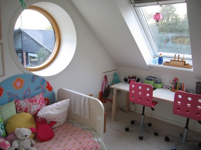 Barnrum med snett tak Skrivbord-ergonomiska barnmöbler som växer med barnet