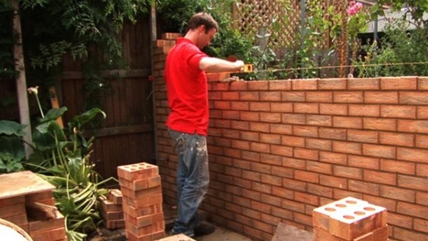 Tegelvägg i trädgården-bygg ditt eget sekretessskydd vindskydd