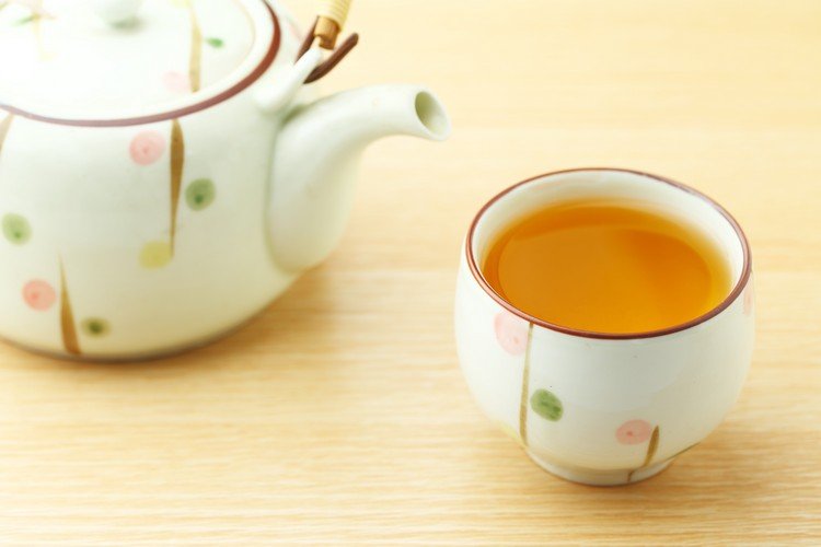 Vilka typer av te hjälper till med uppblåsthet och uppblåsthet?