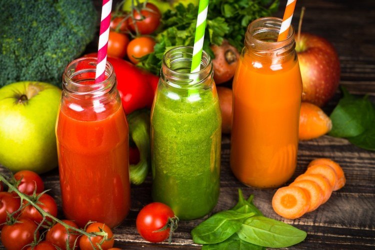 friska grönsaksjuicer från tomater spenat och morötter
