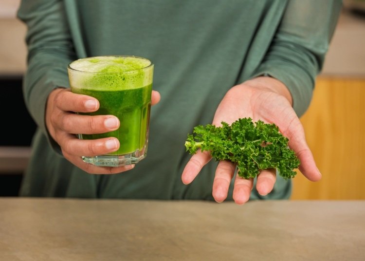 Juice gröna bladgrönsaker för en hälsosam start på dagen