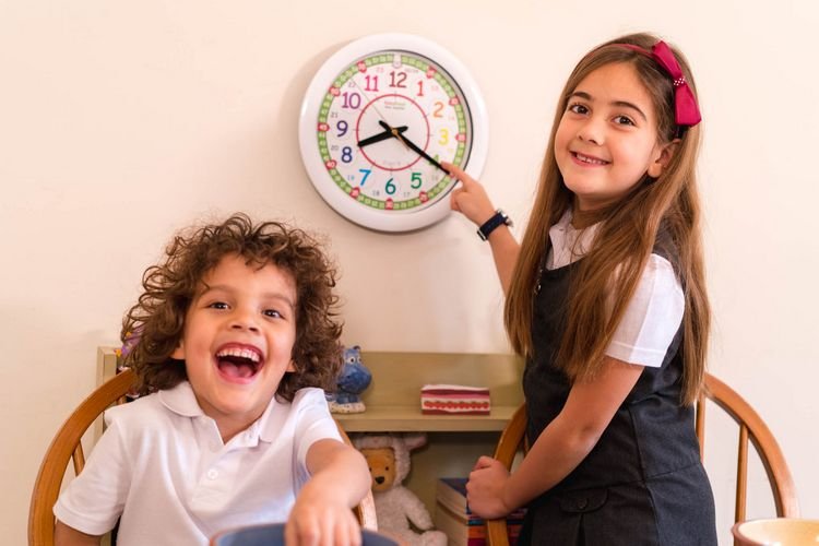 Väggklocka som en present för skolanskrivning lära sig läsa klocka