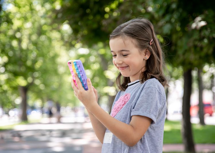 Färgglada mobiltelefonfodral som en present till tjejer att börja skolan på gymnasiet
