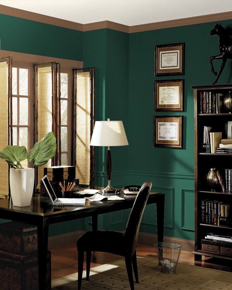Måla väggfärgen mossgrön i vardagsrummet som en accentvägg och kombinera den med guld och mörkbrun