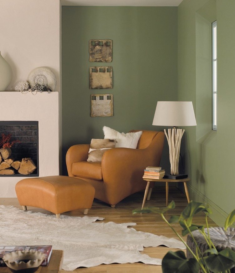 grön-vägg-färg-idéer-oliv-vardagsrum-läder-fåtölj-brunt-plankgolv