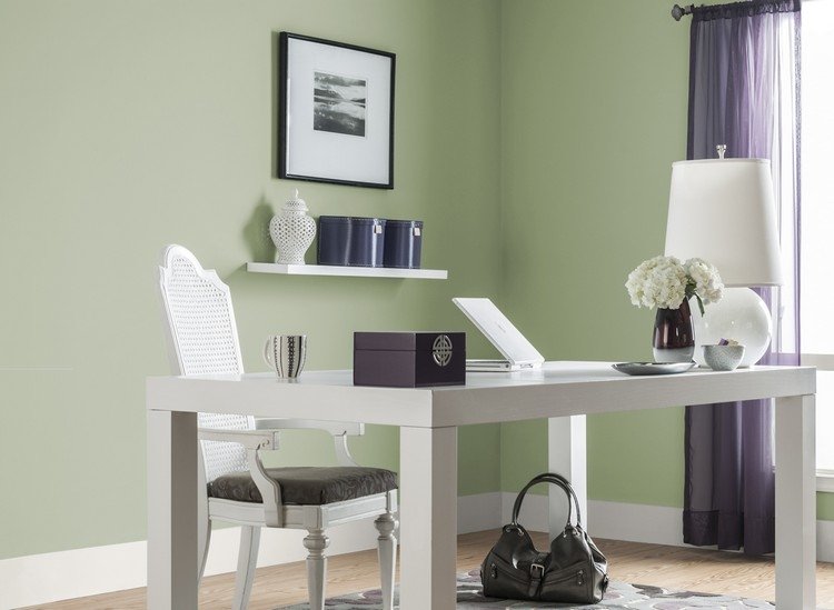 Grönt som väggfärg-idéer-salvia-grönt-hemmakontor-vita-möbler-lila-gardiner